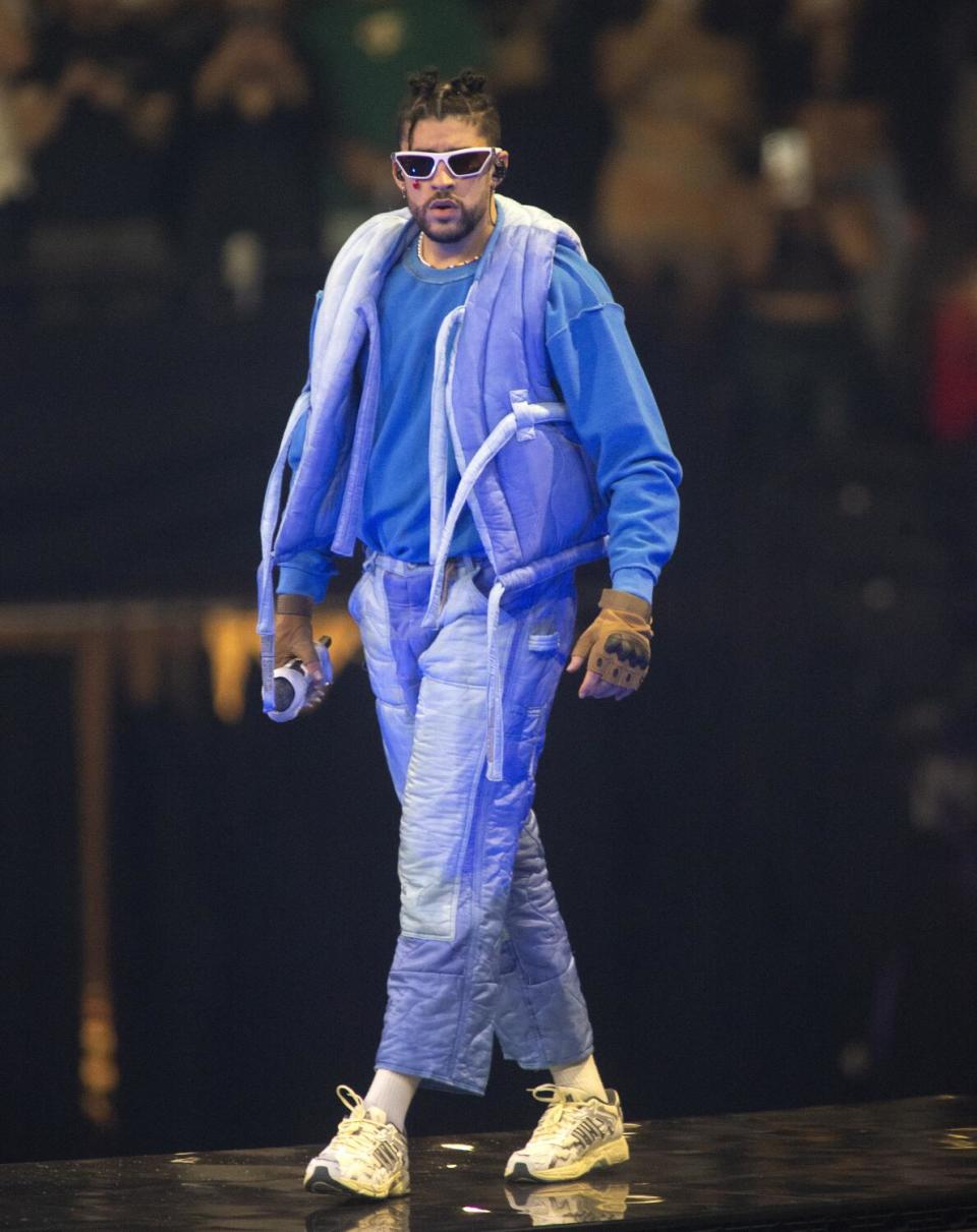 Bad Bunny durante su actuación en el Wells Fargo Center como parte de sus gira "El Último Tour Del Mundo".