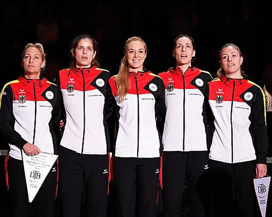 Teamchefin Barbara Rittner (l.) und das Quartett, das den Titel holen soll: Julia Görges, Sabine Lisicki, Andrea Petkovic, Angelique Kerber (v.l.n.r.)