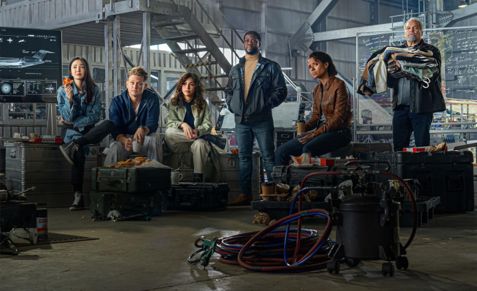 (L to R) YunJee Kim as Mi-Su, Billy Magnussen as Magnus, Úrsula Corberó as Camila, Kevin Hart as Cyrus, Gugu Mbatha-Raw as Abby and Vincent D’Onofrio as Denton in Lift.<p>Christopher Barr/Netflix © 2023</p>