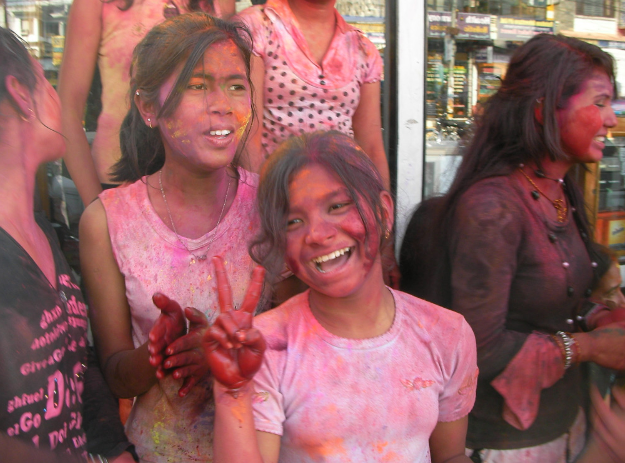 印度「Holi祭」的傳統，讓所有人互相噴灑顏料。（翻自getnews.jp）