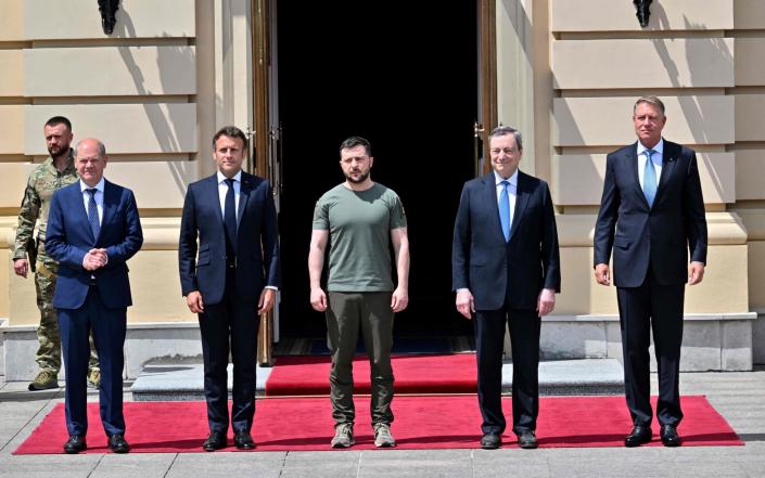 (L-R) Chancellor of Germany Olaf Scholz, President of France Emmanuel Macron, Ukrainian President Volodymyr Zelensky, Prime minister of Italy Mario Draghi and Romanian President Romanian President Klaus Iohannis pose for a photograph in Mariinsky Palace, in Kyiv - SERGEI SUPINSKY&nbsp;/AFP&nbsp;