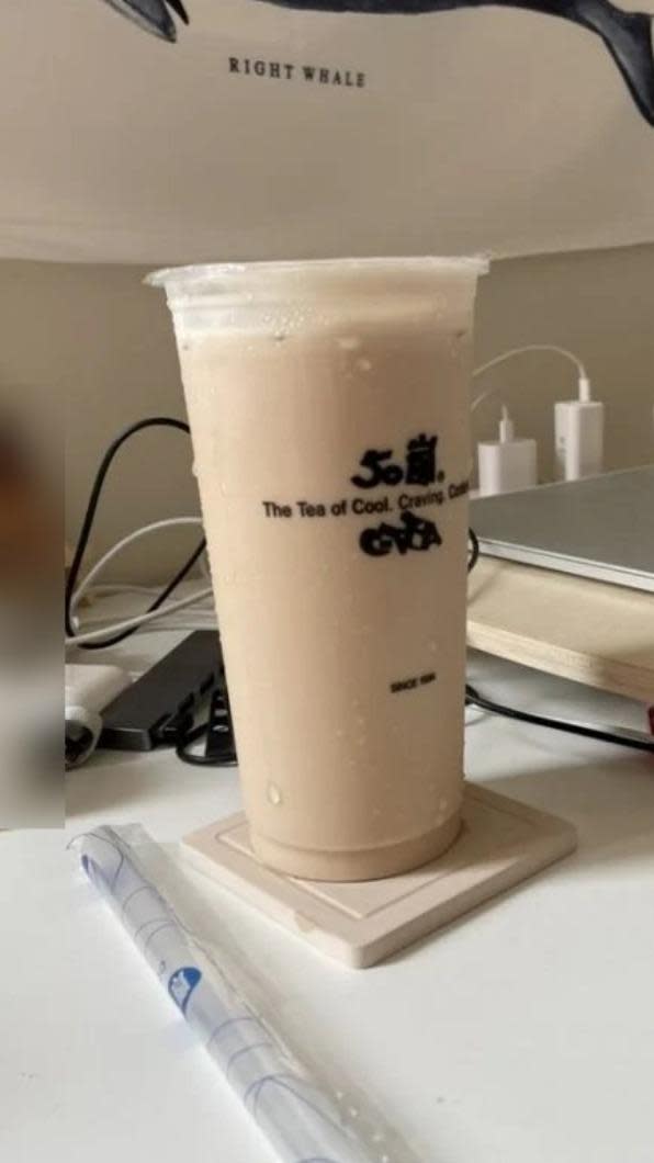 網友分享冰淇淋紅茶特殊喝法。（圖／翻攝自Dcard）
