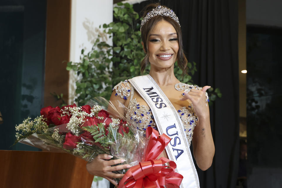 Savannah Gankiewicz Miss Estados Unidos 2023 posa tras ser coronada por el gobernador Josh Green el miércoles 15 de mayo de 2024 en Honolulu en una imagen proporcionada por la oficina del gobernador. Gankiewicz fue coronada el miércoles, más de una semana después de que la anterior Miss Estados Unidos renunciara alegando motivos de salud mental. (Office of Governor Josh Green, M.D. vía AP)