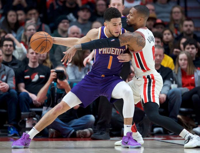 ▲太陽得分後衛Devin Booker(左)對抗拓荒者球星Damian Lillard。（圖／美聯社／達志影像）