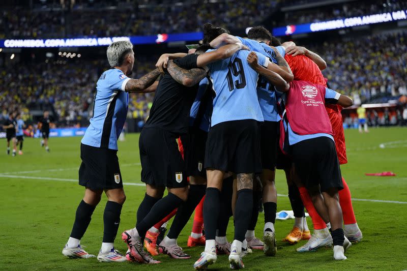 Jugadores de Uruguay festejan tras ganar a Brasil en tanda de penales en los cuartos de final de la Copa América