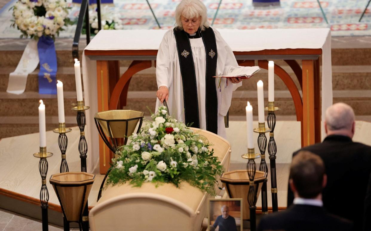 Sven-Goran Eriksson's coffin - Sven-Goran Eriksson funeral: Candle in the Wind plays as David Beckham joins mourners