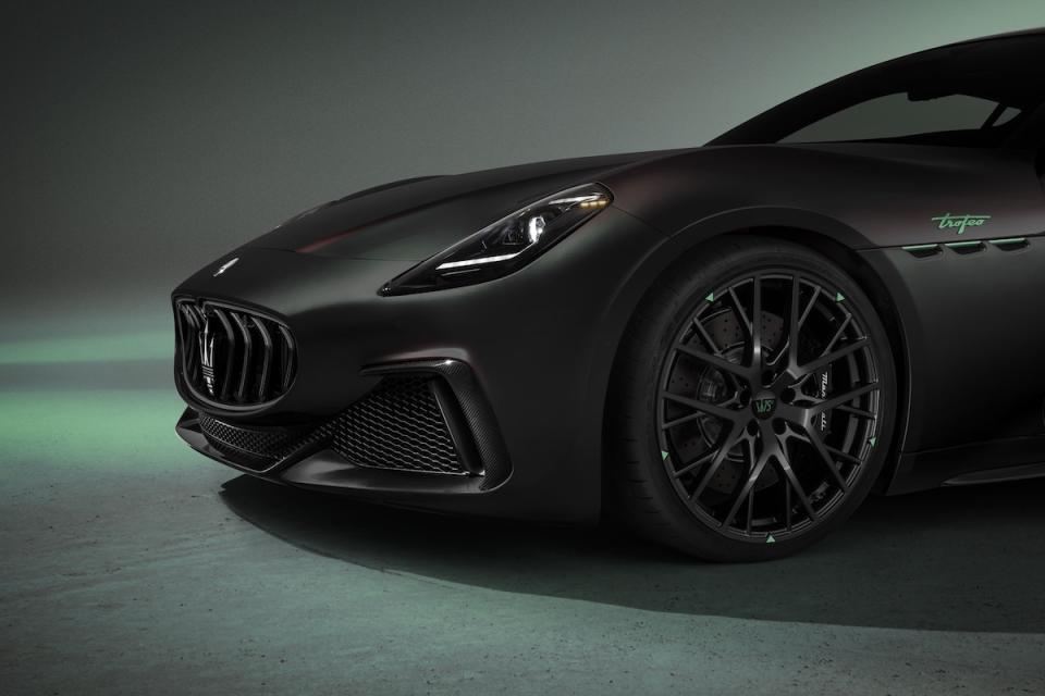 圖5- GranTurismo PrimaSerie 「彗星黑（Nero Cometa）」則透過 Dark Matte 消光黑四層烤漆，以極具質感的呈現方式打造而成，綴以薄荷綠展現卓越性能美學.jpg