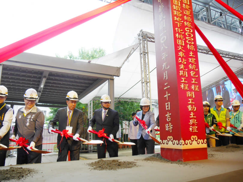 總統蔡英文曾參與「桃園鐵路地下化工程」動工典禮，目前相關進度緩慢。（圖／報系資料庫）