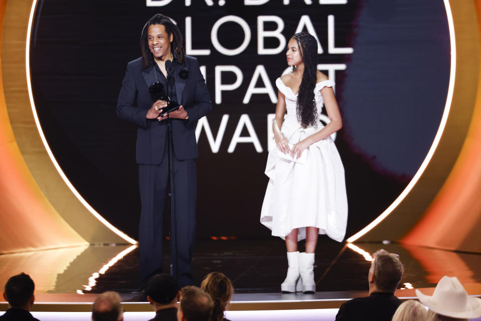 Jay-Z el premio Dr. Dre Global Impact junto a su hija Blue Ivy Carter en los Grammy Awards 2024. (Photo by Sonja Flemming/CBS via Getty Images)