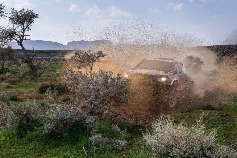 El belga Guillaume de Mévius, ganador del día en coches, en un tramo más húmedo del recorrido.