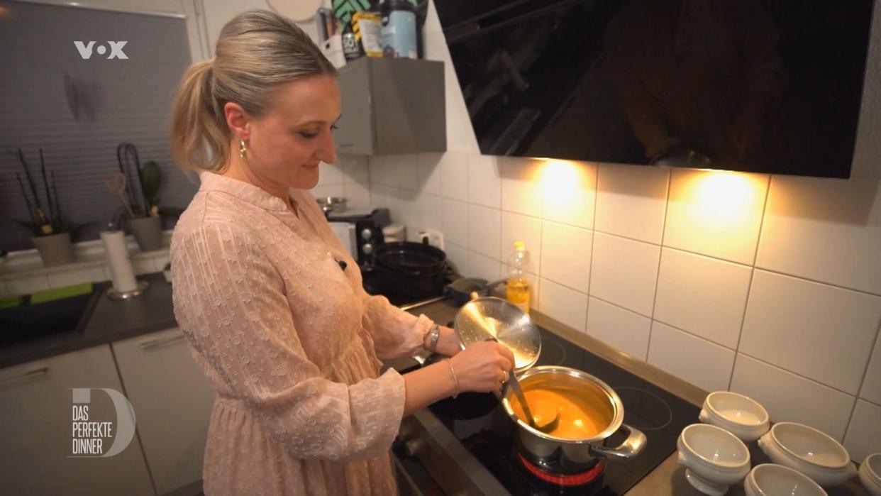 Weiterhin tiefenentspannt rührt Karina ihre Süßkartoffel-Kokos-Suppe um.
 (Bild: RTL)