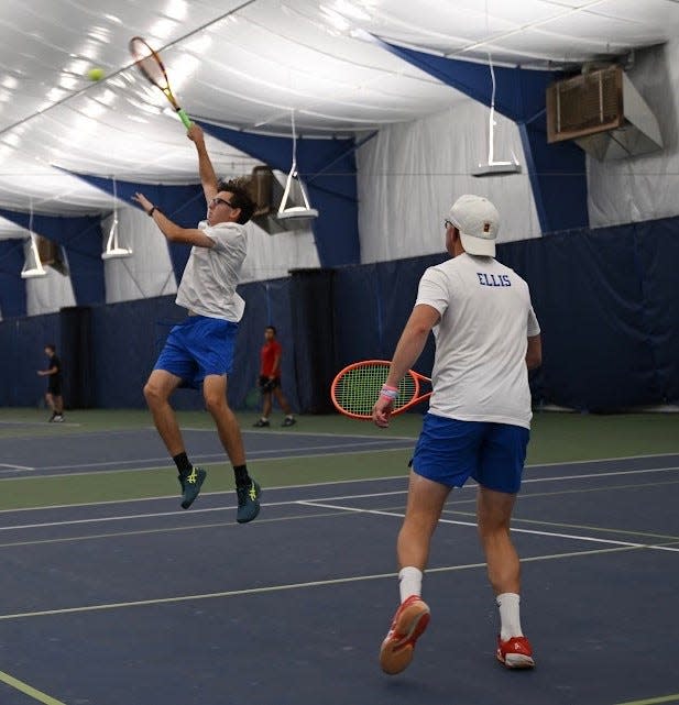 Matt Bayes, de Ontario, realiza un disparo mientras su compañero Alex Ellis observa su tercer partido de dobles.