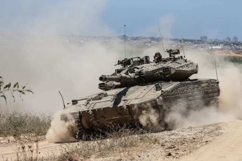 An Israeli army battle tank moves near the border, amid the ongoing conflict between Israel and the Palestinian militant group Hamas. Saeed Qaq/SOPA Images via ZUMA Press Wire/dpa