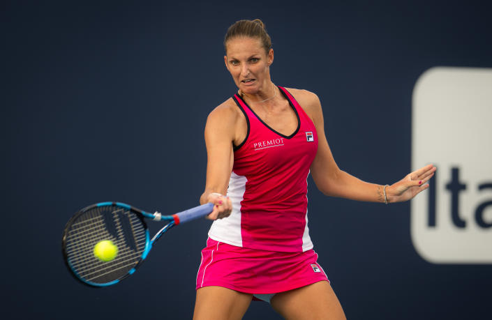 Karolina Pliskova devuelve una bola en su partido de cuartos de final del Miami Open frente a Anna Kalinskaya. (Foto: Robert Prange / Getty Images).