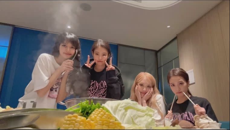 ▲BLACKPINK成員LISA，突然曬出在高雄演唱會結束後，大家一起吃台式火鍋的照片，並謝謝台灣粉絲們給了她們難忘的回憶。（圖／翻攝LISA IG）