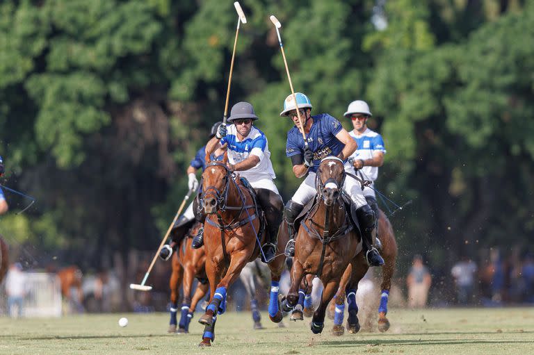 Facundo Pieres y Adolfo Cambiaso, los mejores polistas de este siglo, en plena carrera en Hurlingham, donde La Dolfina goleó a Ellerstina (14-6); este domingo se enfrentarán en busca de la final del Abierto de Palermo.