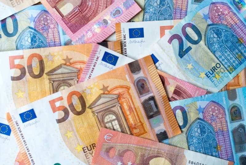 Euro banknotes lie on a table. In the face of increasing geopolitical tensions, economic crises and climate change, EU leaders are calling for the euro to be strengthened and for joint economic policy measures to be expanded. Monika Skolimowska/dpa