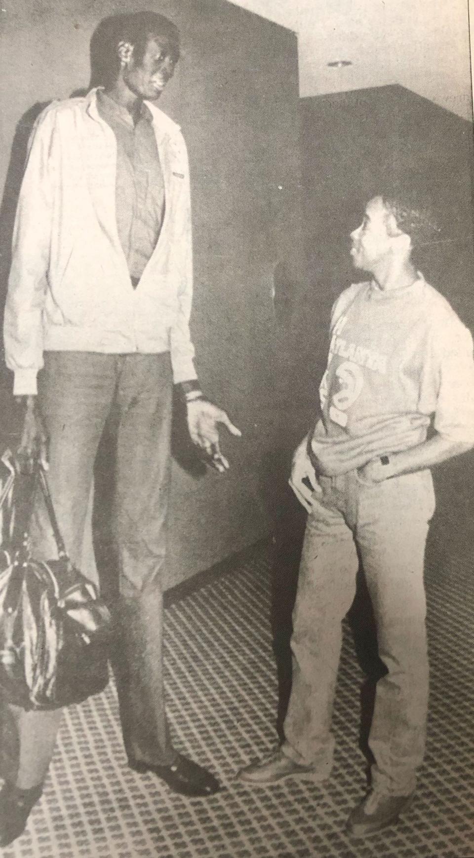 Atlanta Hawks free agent guard Spud Webb, the shortest player in the National Basketball Association at 5-foot-7, talks with Washington Bullets rookie Manute Bol, who is 7-7, before a press conference prior to the 1985-86 NBA season.