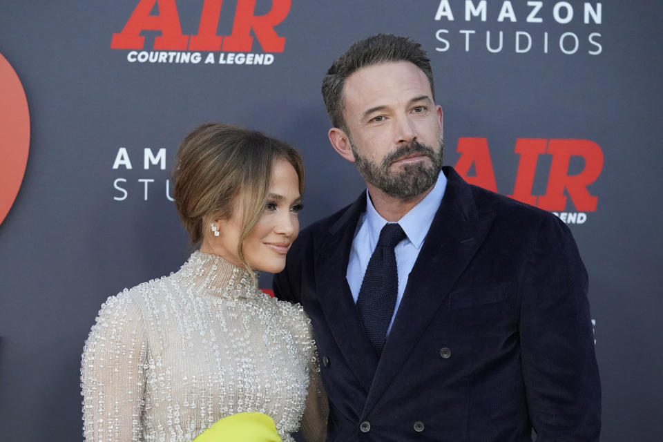 Jennifer López y Ben Affleck llegan al estreno mundial de "Air" el lunes 27 de marzo de 2023, en Regency Village Theatre en Los Angeles. (Foto AP/Ashley Landis)