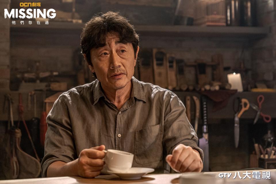 許峻豪《MISSING 他們存在過》中飾演失蹤亡者靈魂的村莊中的神秘人物。（圖／八大）