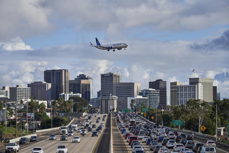 Un avión aterriza en el Aeropuerto Internacional de San Diego, el 30 de noviembre de 2023. (John Francis Peters/The New York Times).