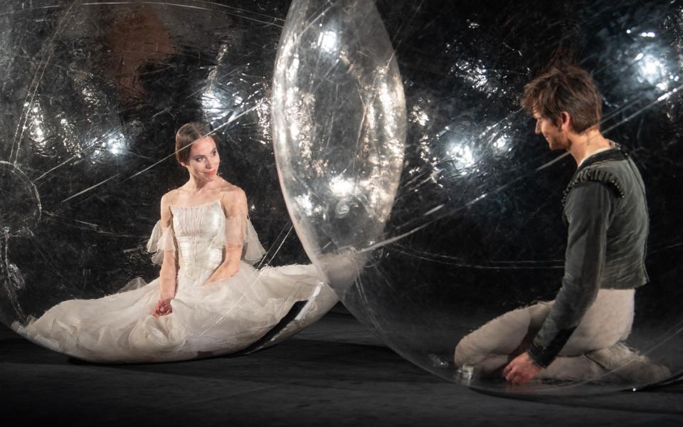 Elisa Badenes and Friedemann Vogel, both First Soloists of the Stuttgart Ballet, sit in PVC balls - Sebastian Gollnow /Avalon