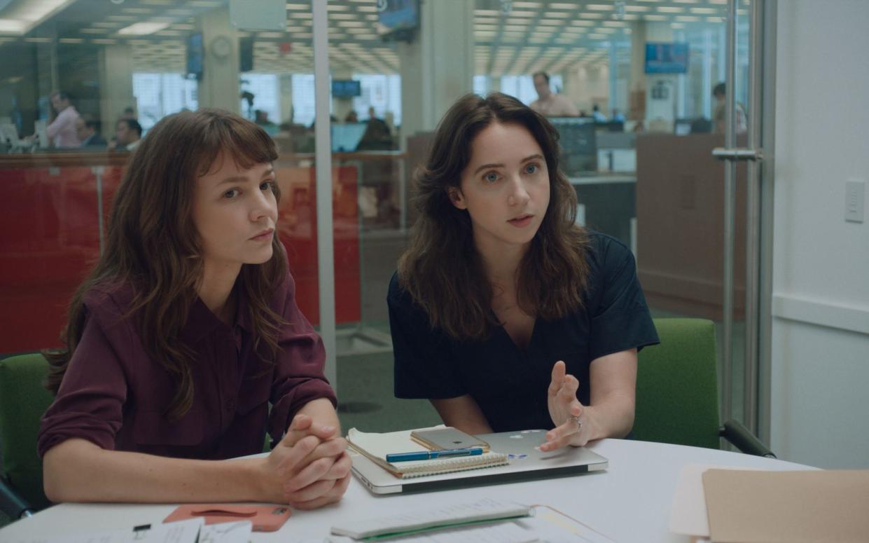 Die "New York Times"-Journalistinnen Megan Twohey (Carey Mulligan, links) und Jodi Kantor (Zoe Kazan) arbeiten an einem Artikel, der die Welt verändern wird. Es geht um systematischen Missbrauch in der Filmbranche. (Bild: 2022 Universal Studios)