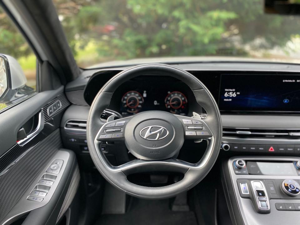 The front dash of a Hyundai Palisade SUV from the driver's perspective.