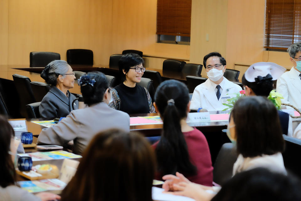 蔡淑鳳與花蓮慈院醫護團隊座談。