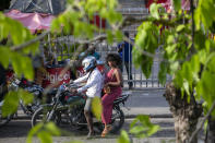 Alisha Fermond, una mujer transexual que vive en el centro Kay Trans Haití, llega en moto-taxi a una ceremonia vudú de aniversario, en Puerto Príncipe, Haití, el 14 de agosto de 2020. Los prejuicios y la discriminación contra las personas transexuales son habituales en Haití, pero al menos una organización les ofrece un refugio en el que pueden sentirse bienvenidas y aceptadas. (AP Foto/Dieu Nalio Chery)