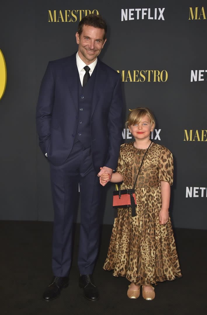 Lea De Seine Shayk junto a Bradley Cooper, su papá. La niña, de seis años, se robó todas las miradas en la premiere de Maestro