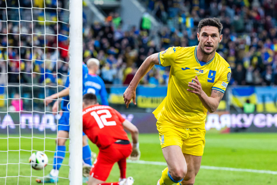 Ukraine-Spieler Roman Yaremchuk im Duell gegen Island. (Bild: Andrzej Iwanczuk/NurPhoto via Getty Images)