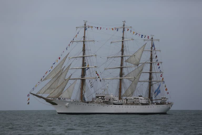 Imagen de archivo de la Fragata Libertad en las costas de Mar del Plata