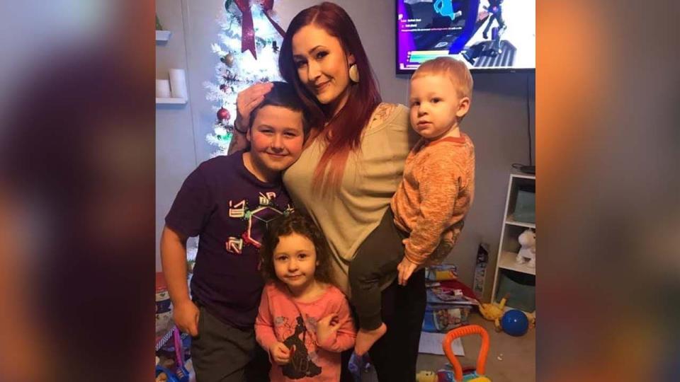 <div>Mariah Dodds and her three kids Zayn, Alanah, and J.P.</div>