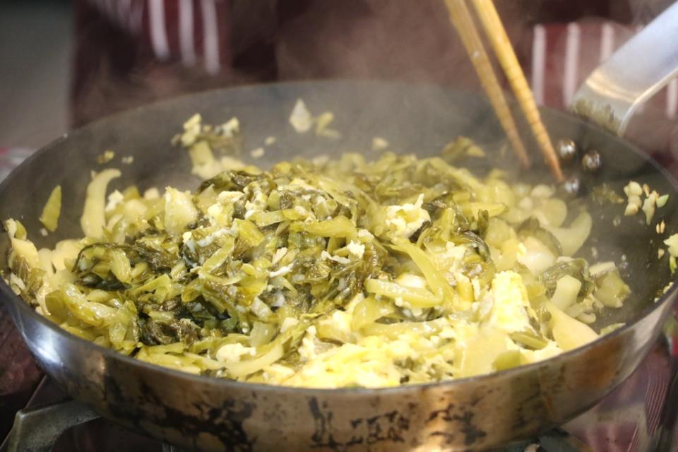 《圖說》范秋水教用越式酸菜炒蛋成可口美食。〈社會局提供〉