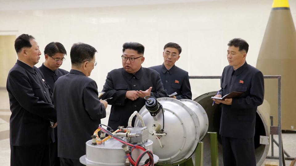 <span>Machthaber Kim Jong Un neben einem Sprengkopf. (Bild: KCNA via KNS)</span>