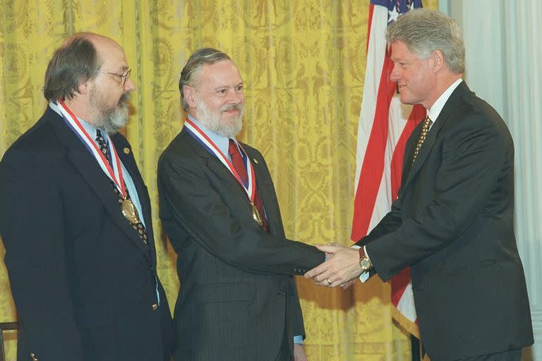 Junto a Ken Thompson, Dennis Ritchie el saludo de Bill Clinton en la entrega de la Medalla Nacional de Tecnología de los Estados Unidos