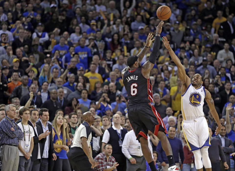 LeBron James (6), del Heat de Miami, encesta la canasta del triunfo frente a Andre Iguodala (9), de los Warriors de Golden State, en el juego del miércoles 12 de febrero de 2014, en Oakland, California. Los aficionados de la NBA esperan un duelo frente a frente entre James y Kevin Durant, del Thunder de Oklahoma City, para el Juego de Estrellas a realizarse el domingo 16 de febrero en Nueva Orleáns. (Foto AP/Ben Margot)