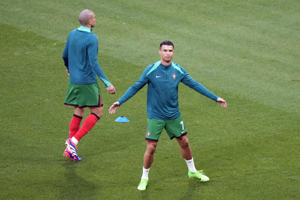 El delantero portugués Cristiano Ronaldo (7) calienta previo al partido contra la República Checa por el Grupo F de la Eurocopa, el martes 18 de junio de 2024, en Leipzig. (AP Foto/Sergei Grits)