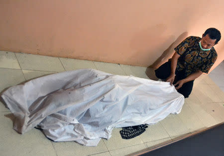 A local health center officer covers a dead body after a tsunami at Panimbang district in Pandeglang, Banten province, Indonesia, December 23, 2018 in this photo taken by Antara Foto. Antara Foto/Muhammad Bagus Khoirunas/ via REUTERS