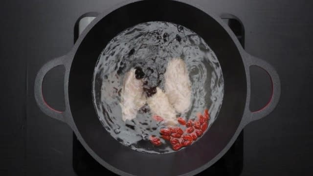 Boiling chicken wings, wolfberries, and black fungus