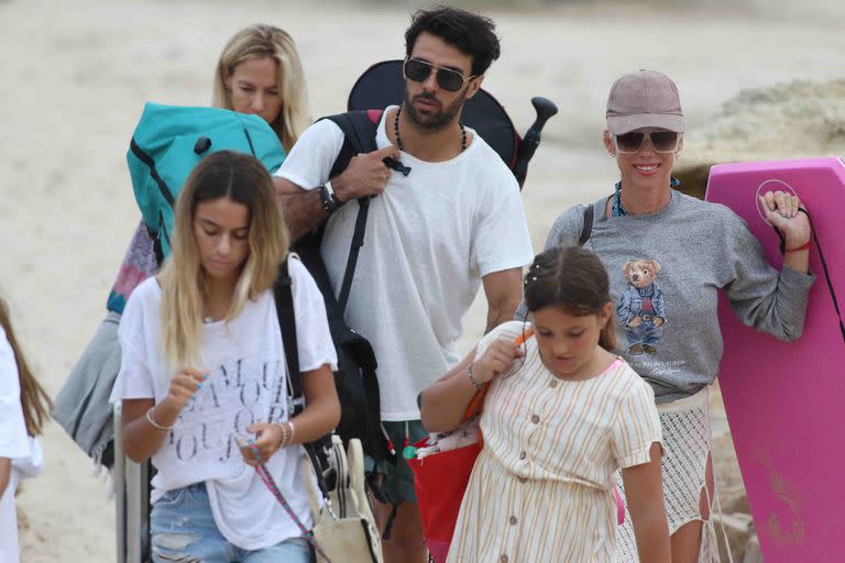 Muy sonrientes y cargados, la familia abandonó la playa en la camioneta negra de Urcera y se dirigió hacia el country donde están parando
