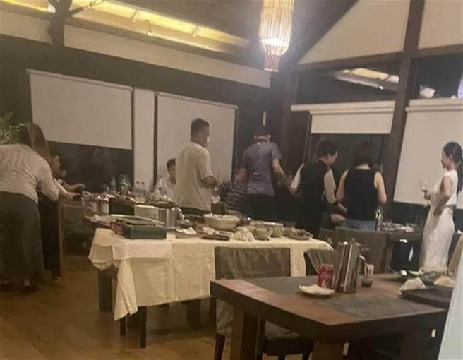 民眾向媒體爆料，屏東縣牡丹鄉頂級渡假村「牡丹灣villa」有18名老顧客違規群聚用餐。（民眾提供）