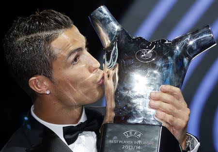 El portugués Cristiano Ronaldo besa el trofeo al Mejor Jugador de Europa. (REUTERS/Eric Gaillard)