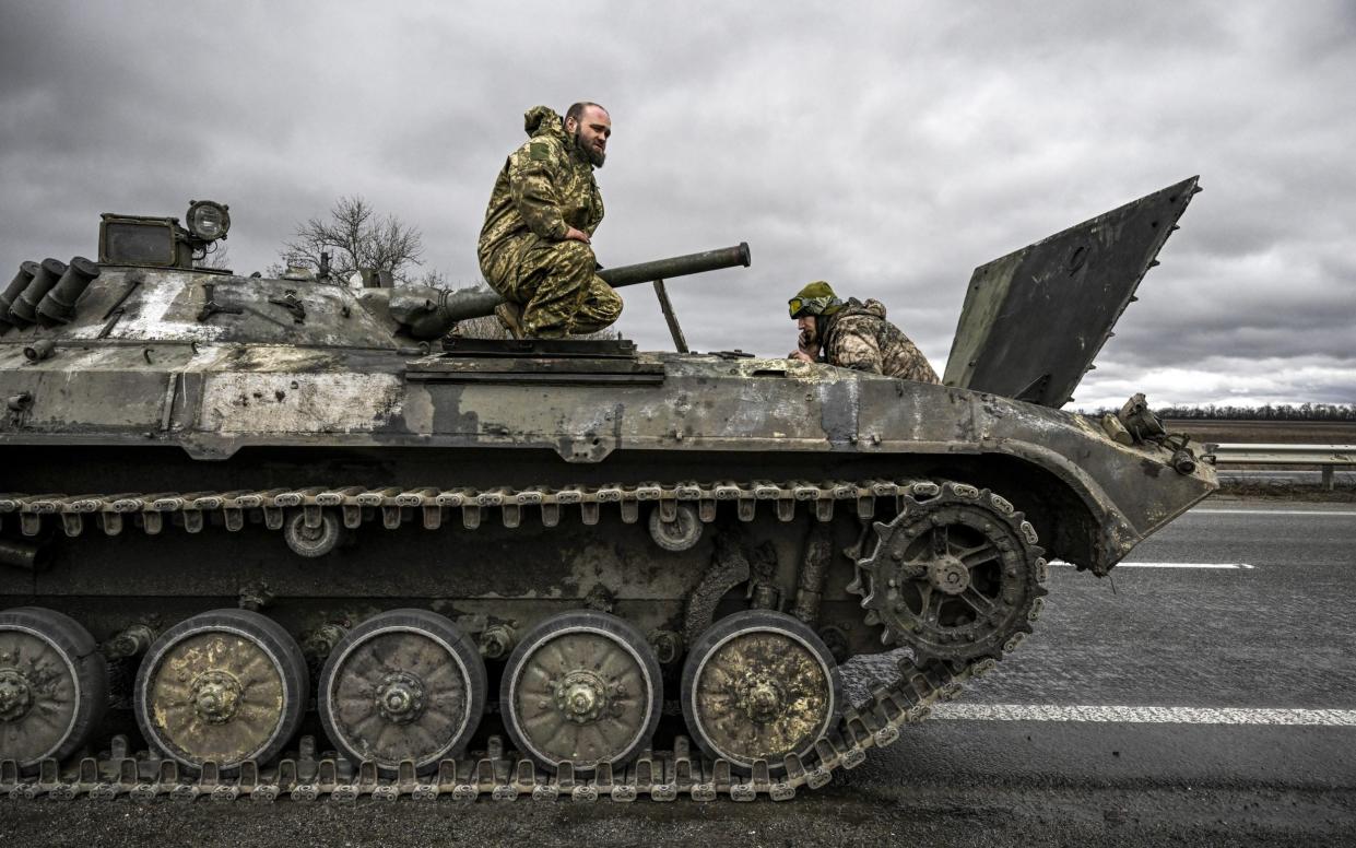 Ukrainian soldiers work on a tank in Donetsk Oblast - Anadolu Agency