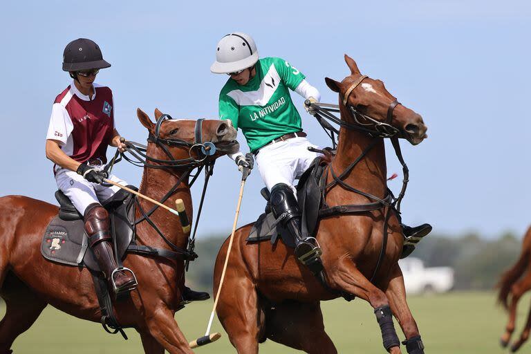 Cosa de hermanos: Rufino Laulhé, de La Natividad, maniobra delante de Beltrán, que lo alcanzó en la corrida y le quitará la bocha en una acción del tercer chukker en Pilar.