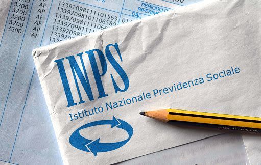 L’aumento è previsto da una legge del 2011 che adegua il pensionamento alla cosiddette “aspettative di vita”.