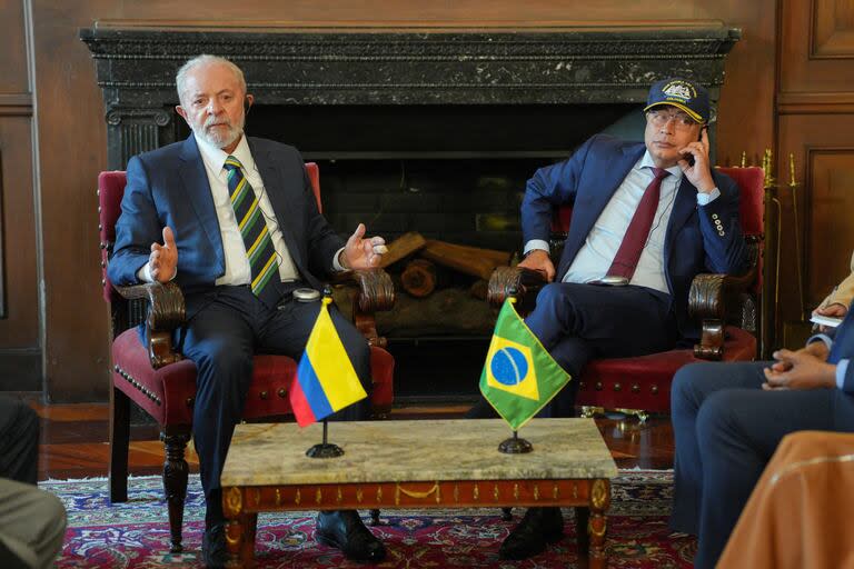 Gustavo Petro y Luiz Inacio Lula da Silva, durante la ceremonia de bienvenida en el Palacio Presidencial Casa Nariño en Bogotá el 17 de abril de 2024.