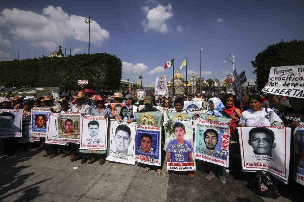 normalistas en protesta por la desaparición de los 43 estudiantes de ayotzinapa