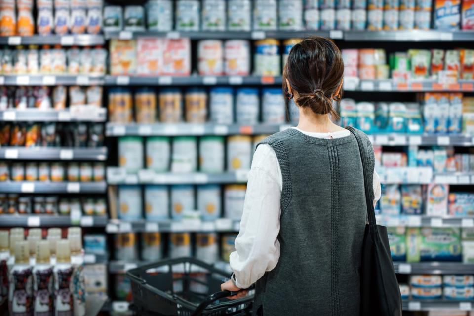 Eine Frau steht vor einem Supermarktregal. Zurzeit steigen die Preise in Deutschland wegen der hohen Inflation stark an. - Copyright: Getty Images, d3sign